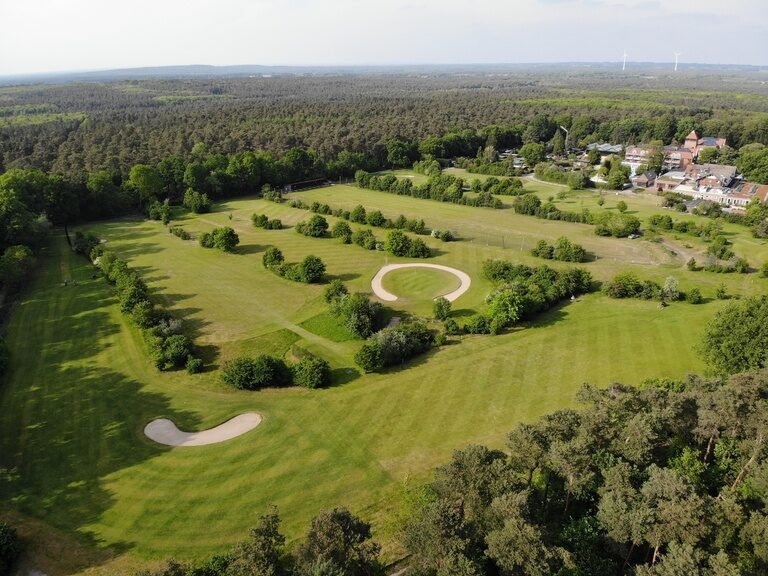 Ein weitläufiger Golfplatz aus der Vogelperspektive.